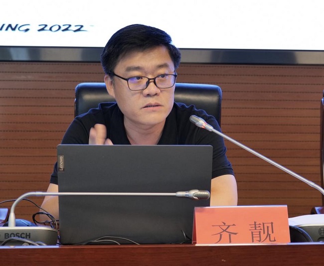 图为齐靓同志进行分享